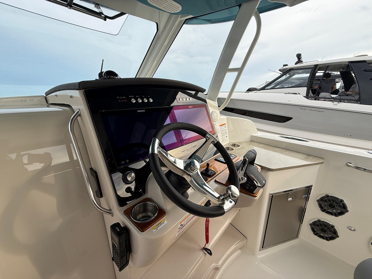 2027 Boston Whaler 350 Realm 13