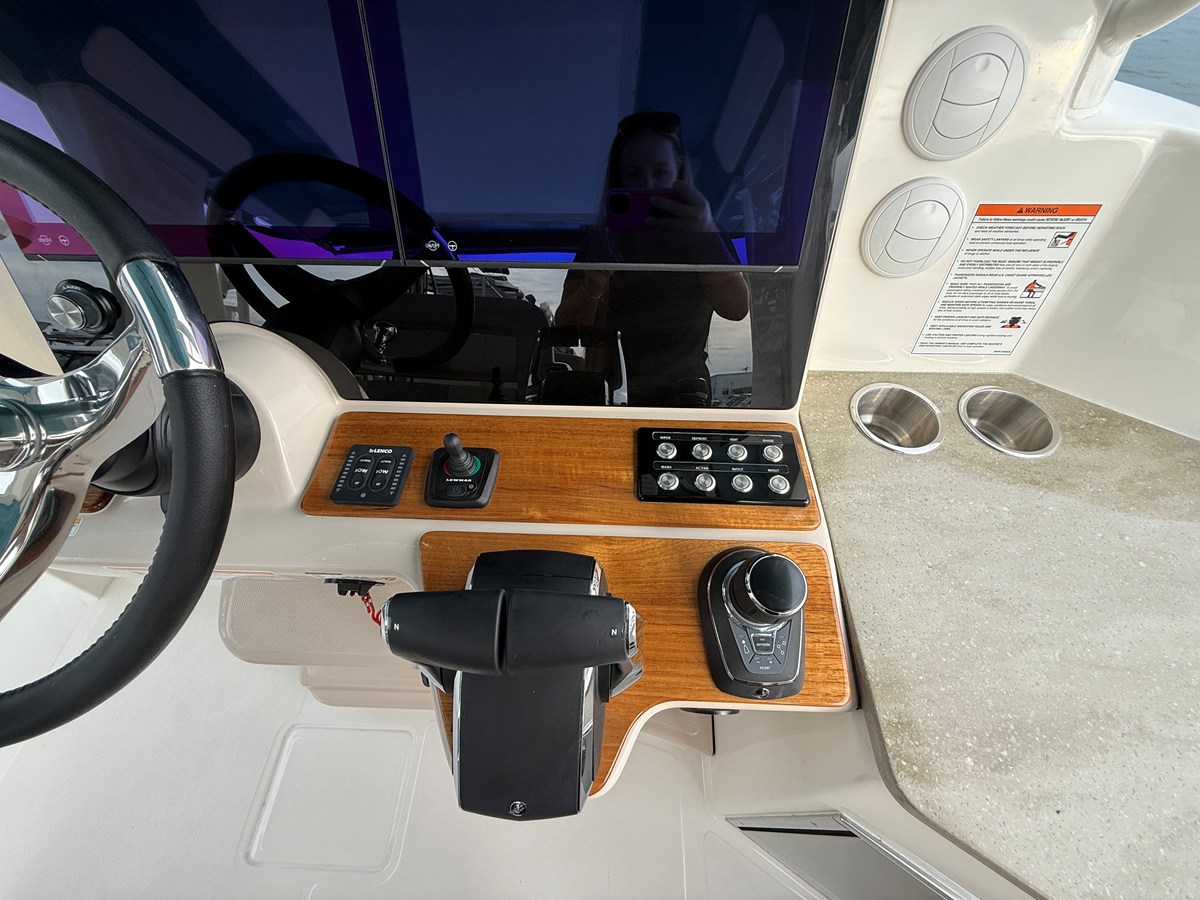 2027 Boston Whaler 350 Realm 14