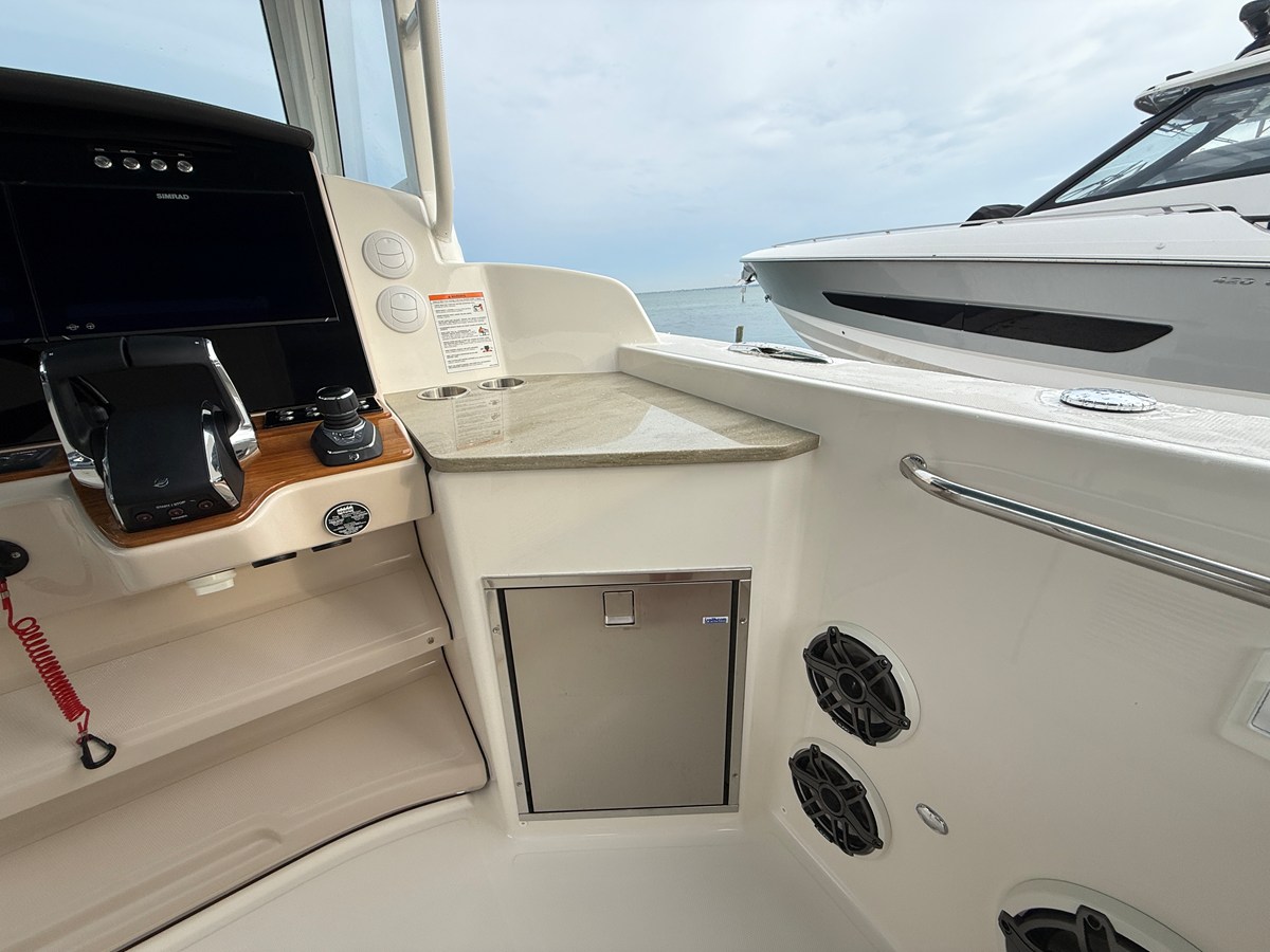2027 Boston Whaler 350 Realm 15