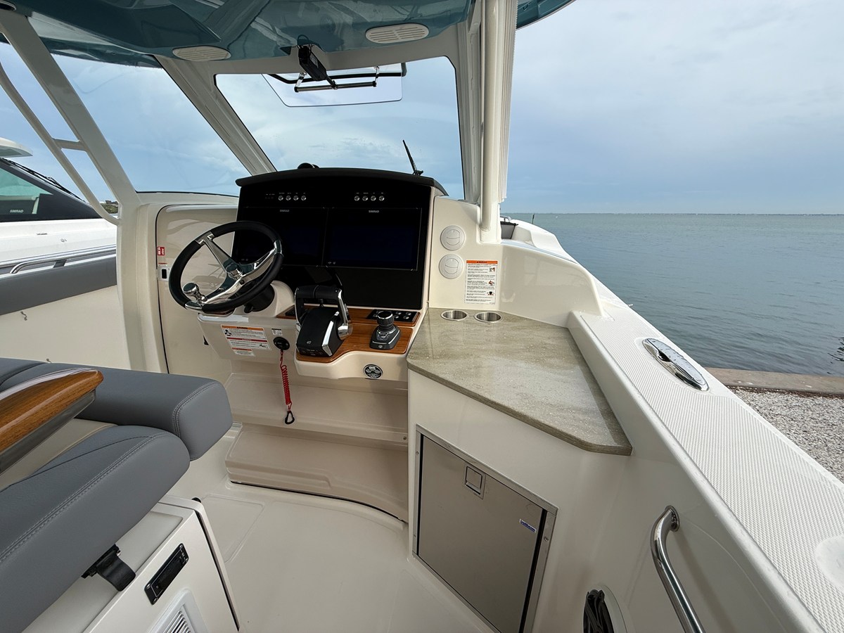 2027 Boston Whaler 350 Realm 16