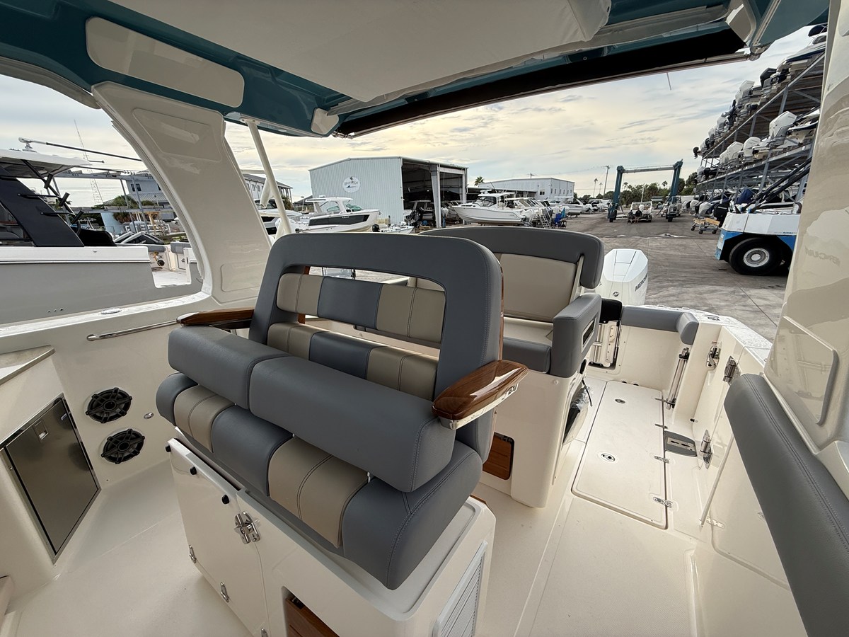 2027 Boston Whaler 350 Realm 25