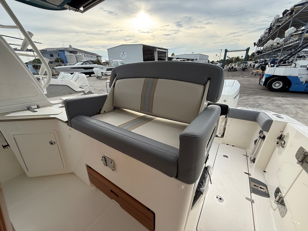 2027 Boston Whaler 350 Realm 26