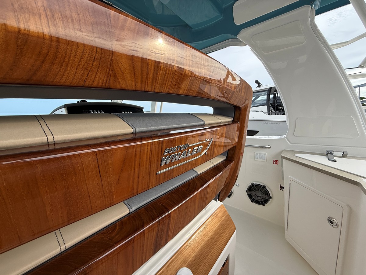 2027 Boston Whaler 350 Realm 28