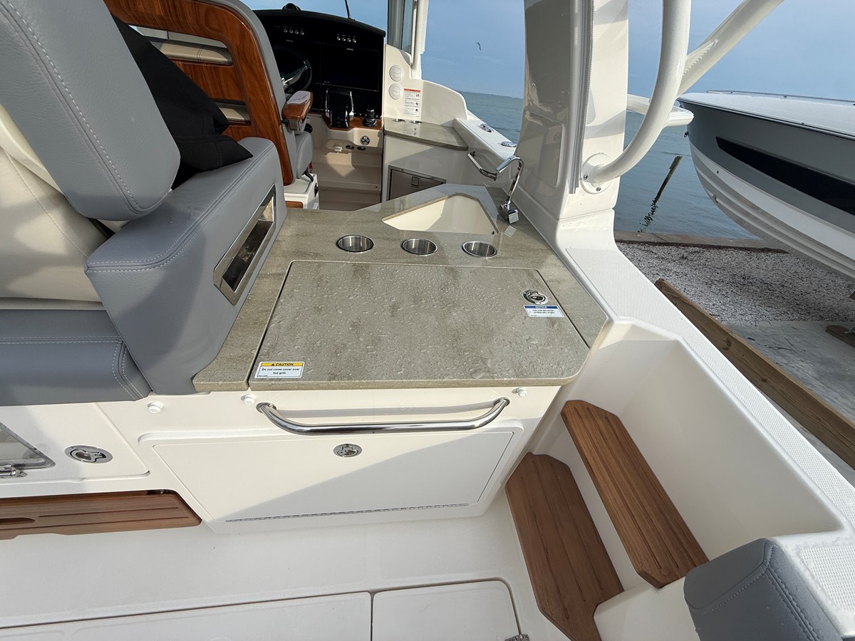 2027 Boston Whaler 350 Realm 29