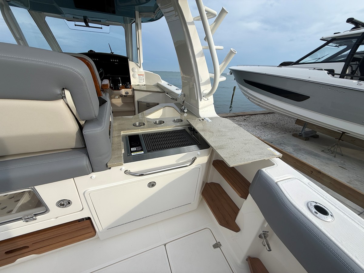 2027 Boston Whaler 350 Realm 30