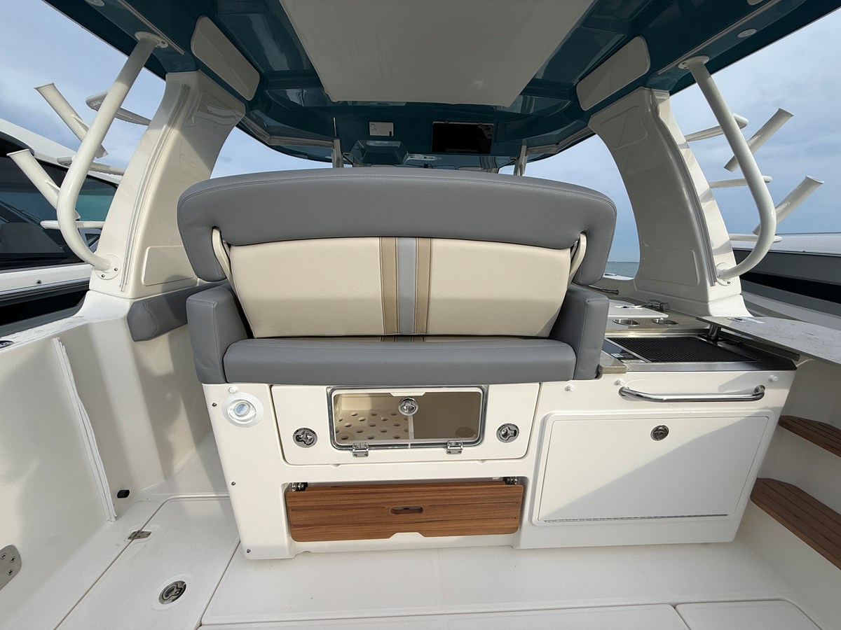 2027 Boston Whaler 350 Realm 31