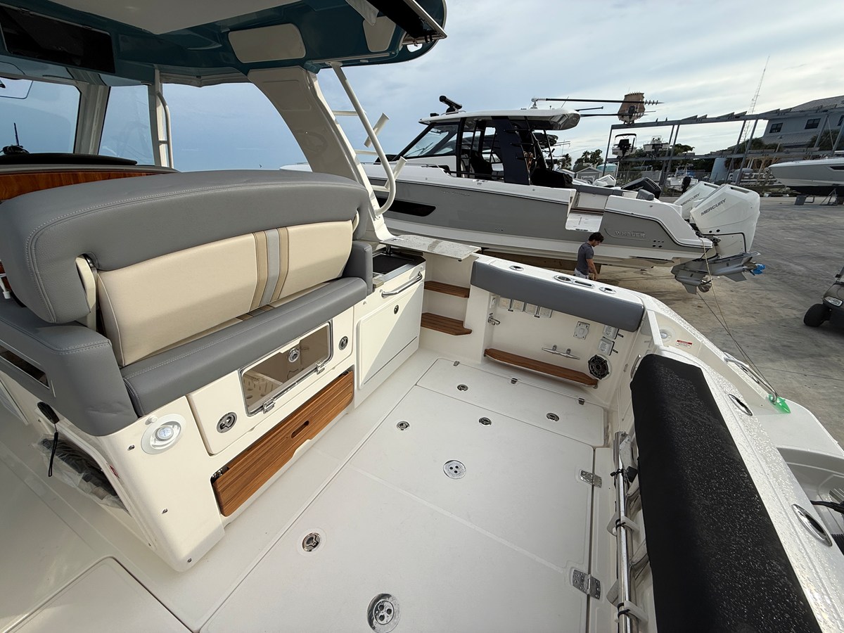 2027 Boston Whaler 350 Realm 32
