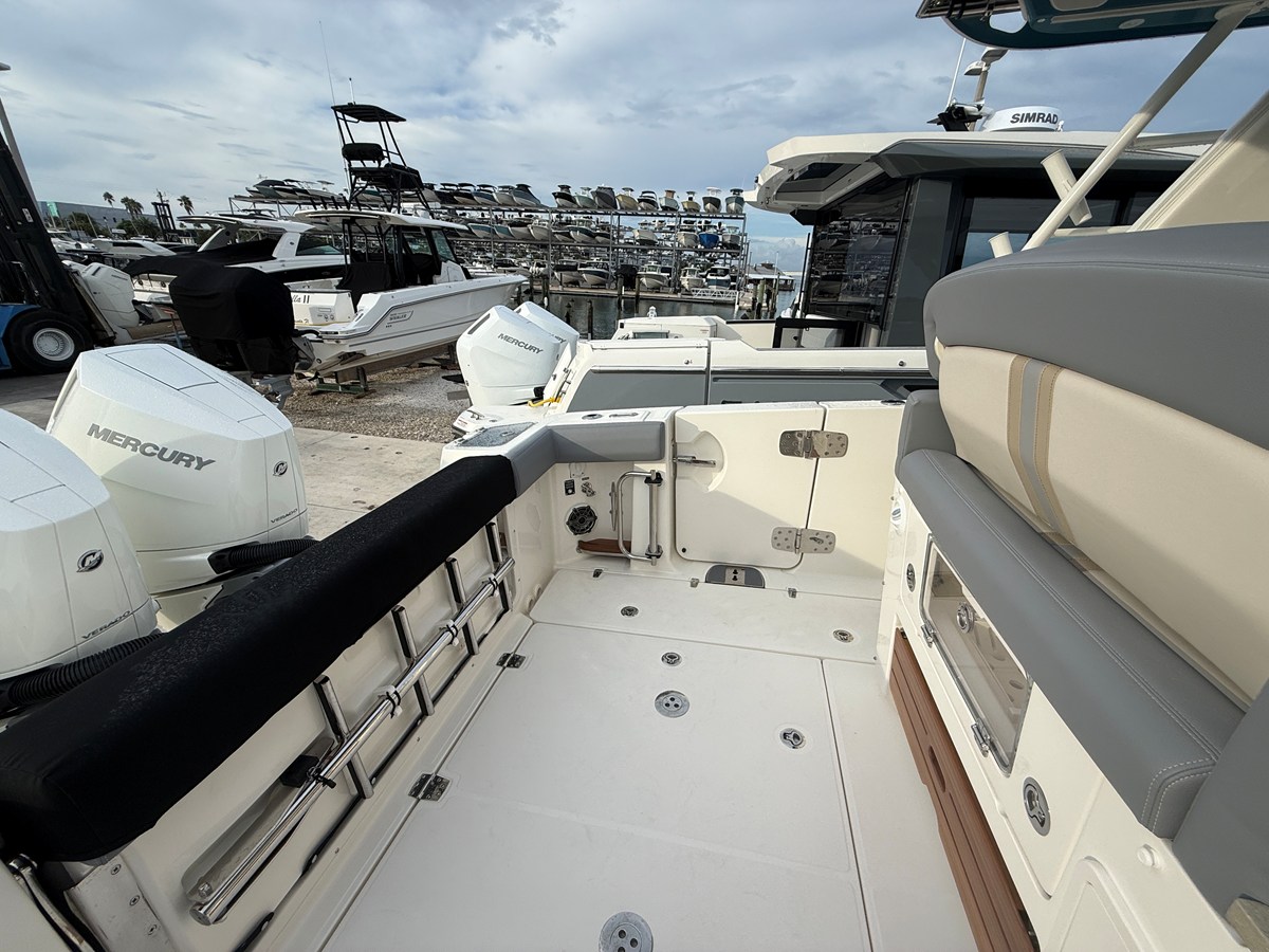 2027 Boston Whaler 350 Realm 34
