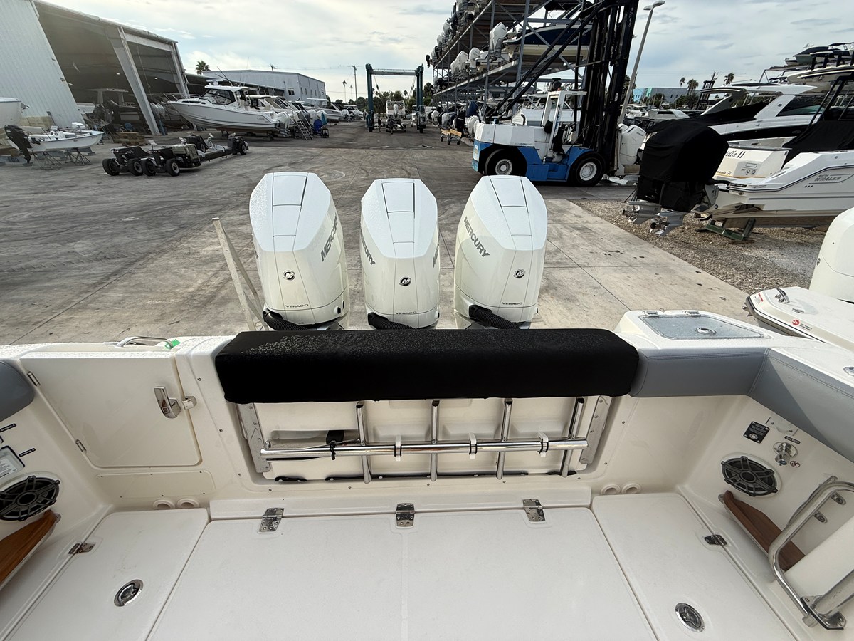 2027 Boston Whaler 350 Realm 35