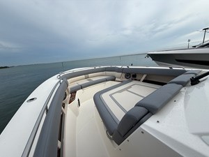 Boston Whaler 350 Realm 5 2027 Boston Whaler 350 Realm 6