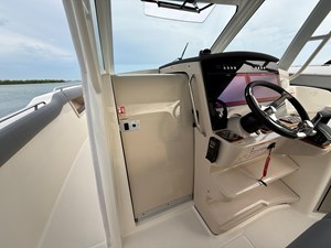 2027 Boston Whaler 350 Realm 17