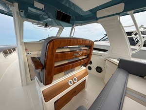 2027 Boston Whaler 350 Realm 27