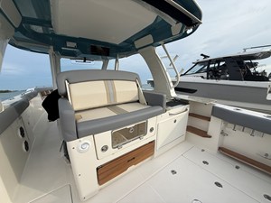 2027 Boston Whaler 350 Realm 33