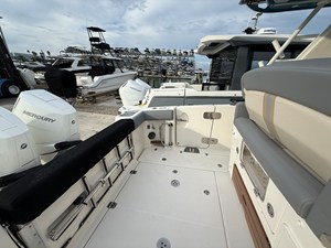 2027 Boston Whaler 350 Realm 34