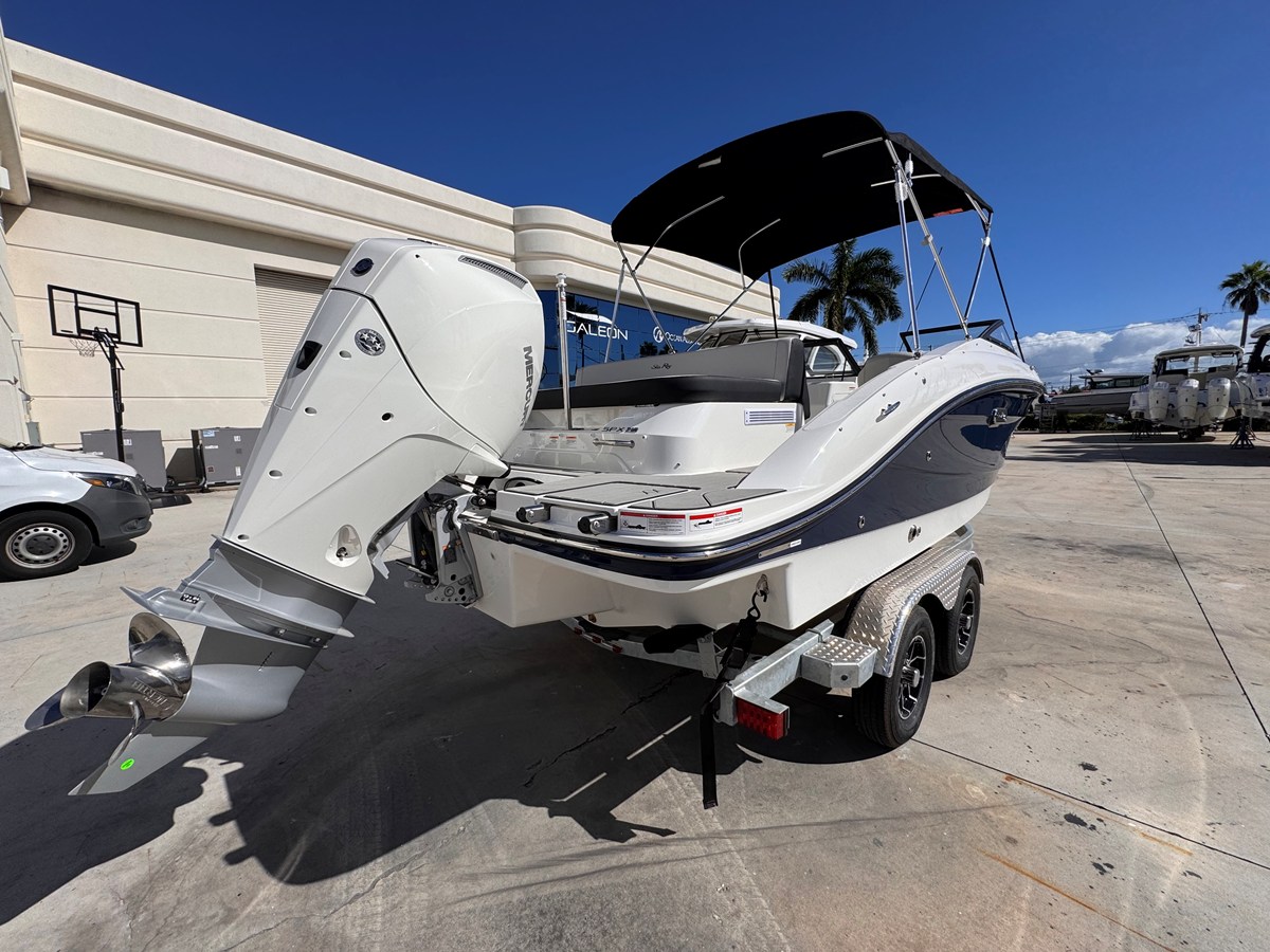 2026 Sea Ray SPX 210 Outboard 3