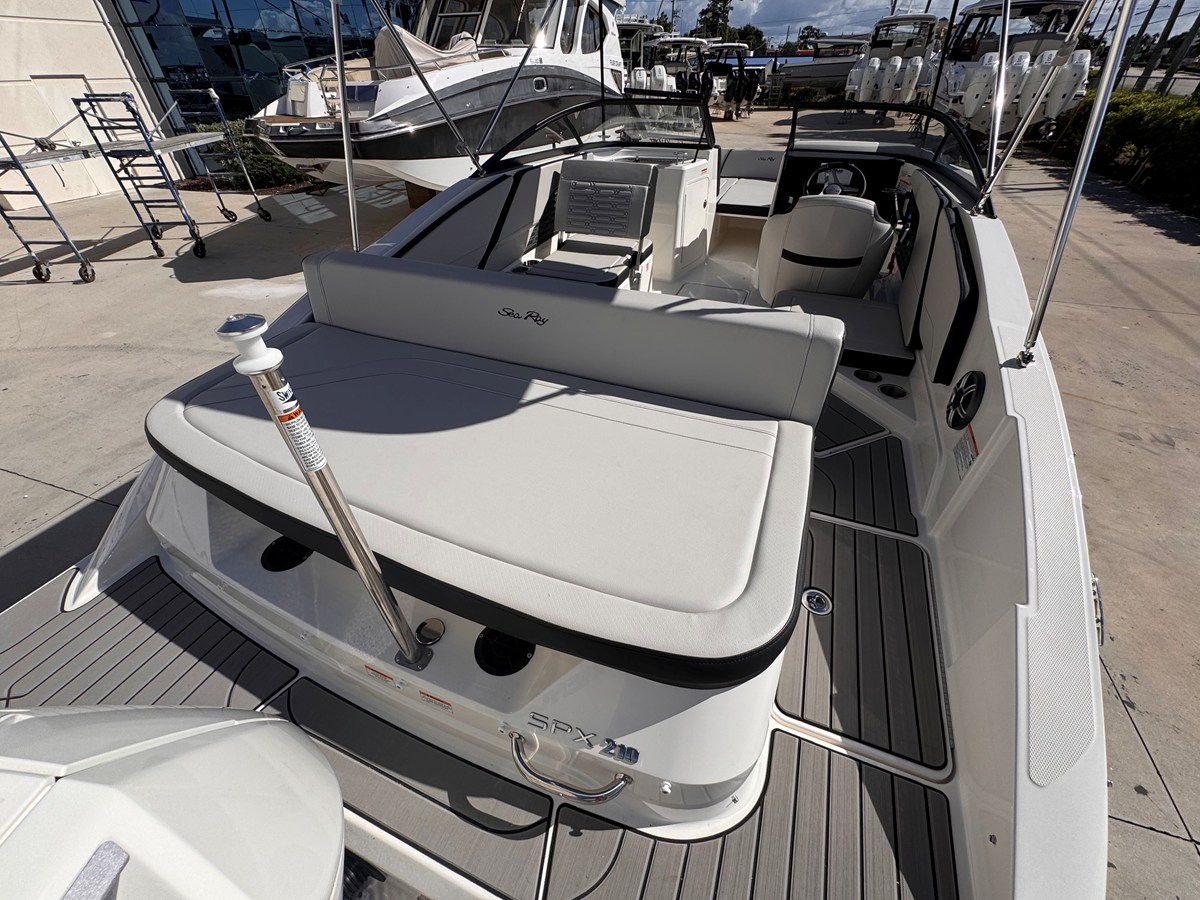 2026 Sea Ray SPX 210 Outboard 4