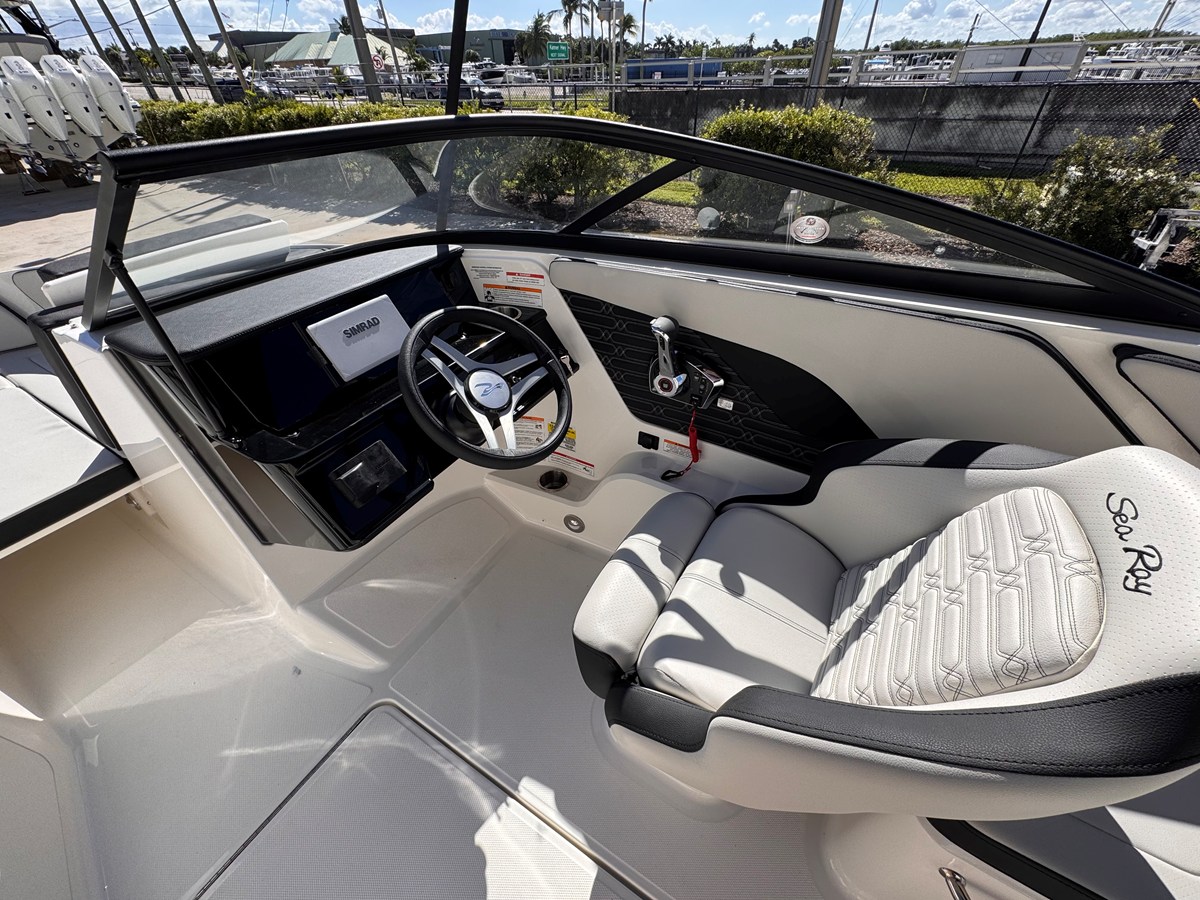 2026 Sea Ray SPX 210 Outboard 11