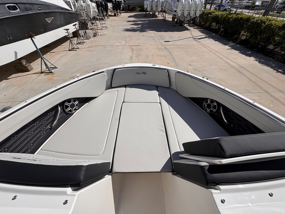 2026 Sea Ray SPX 210 Outboard 14