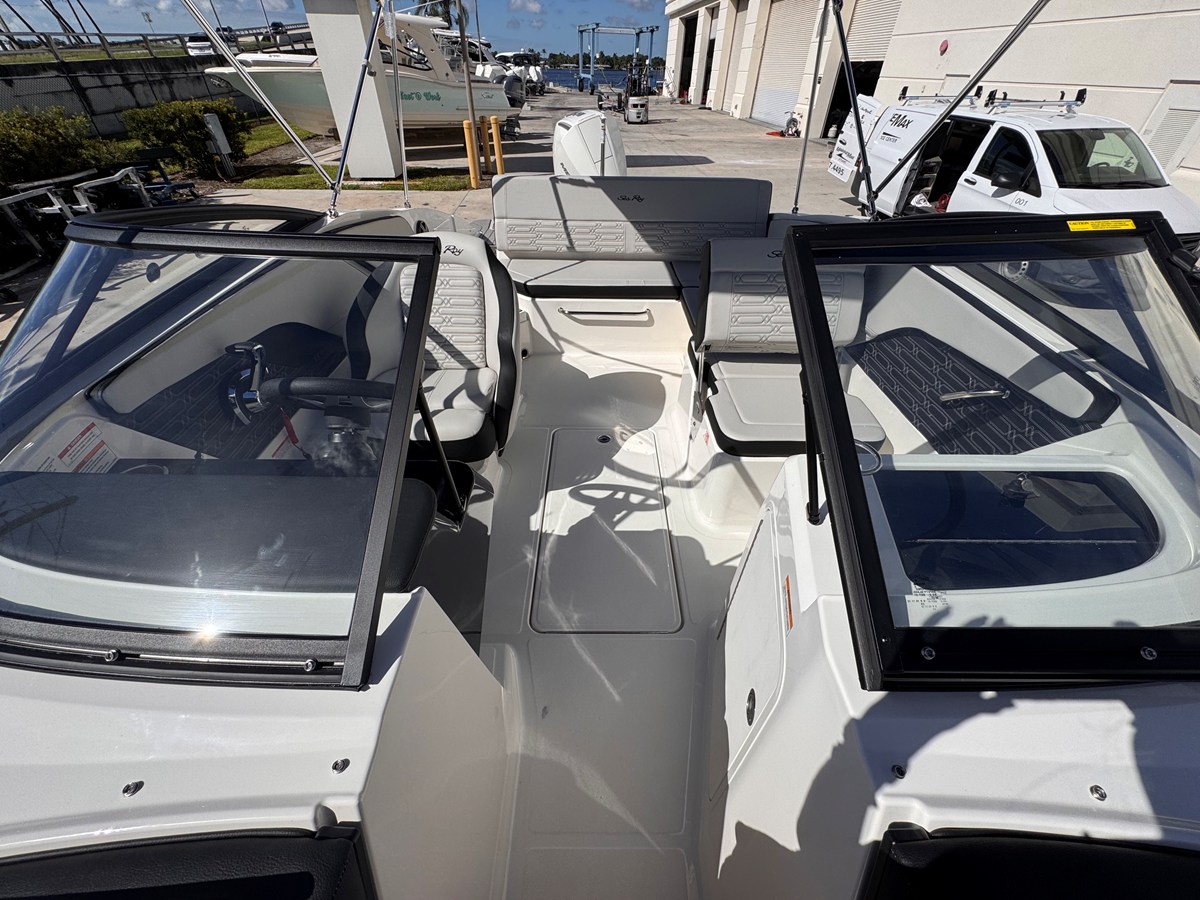 2026 Sea Ray SPX 210 Outboard 15