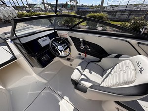 2026 Sea Ray SPX 210 Outboard 11