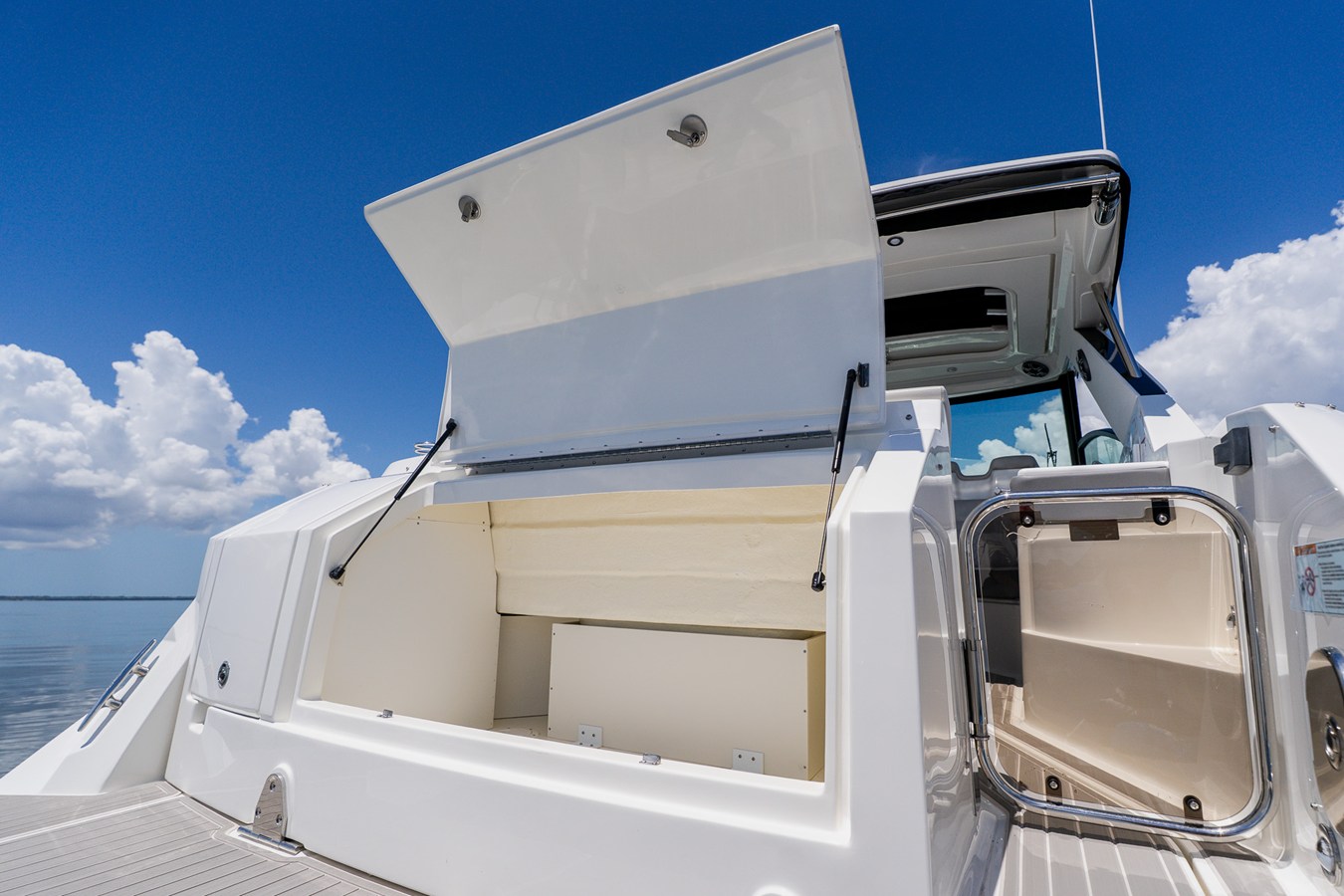 2027 Sea Ray Sundancer 320 Outboard 22
