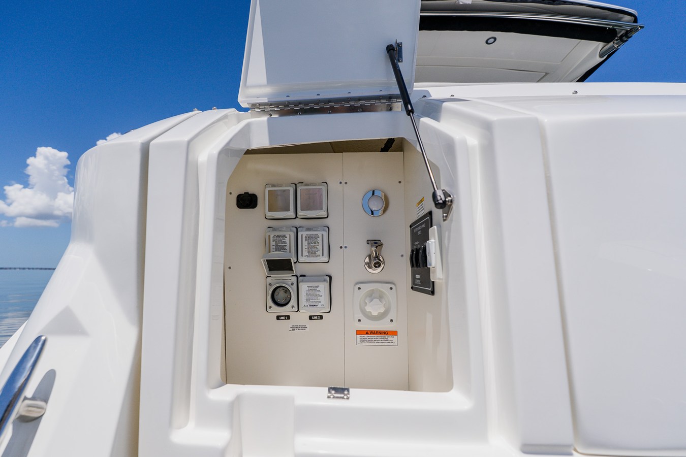 2027 Sea Ray Sundancer 320 Outboard 23