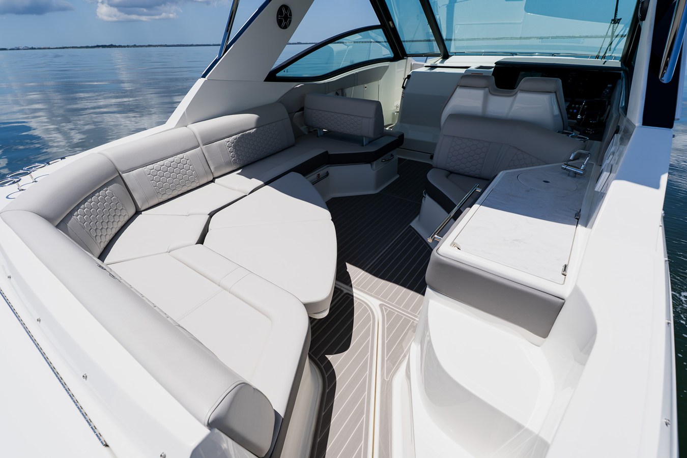 2027 Sea Ray Sundancer 320 Outboard 27