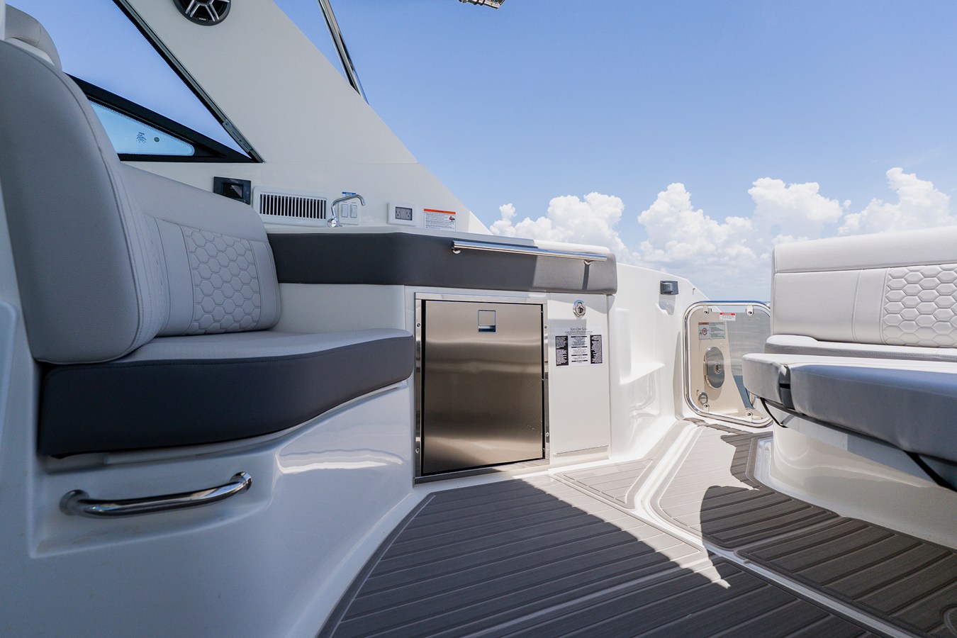2027 Sea Ray Sundancer 320 Outboard 31