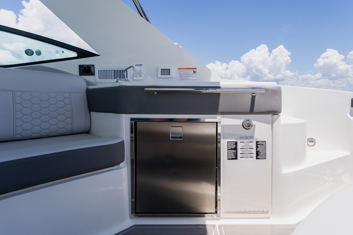 2027 Sea Ray Sundancer 320 Outboard 35