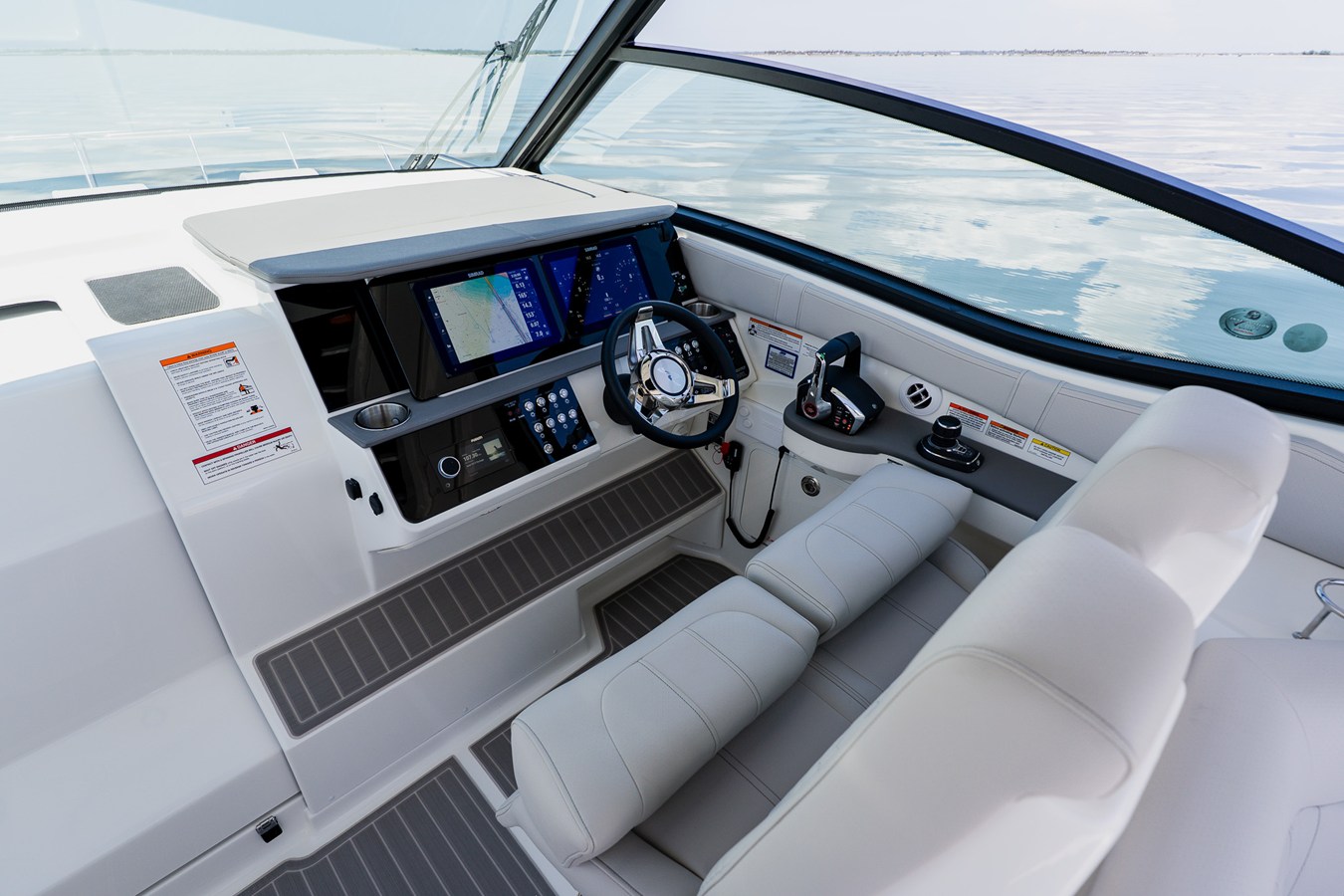 2027 Sea Ray Sundancer 320 Outboard 39