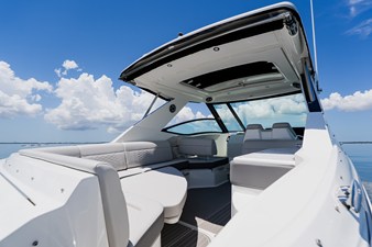 2027 Sea Ray Sundancer 320 Outboard 28