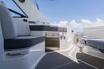 2027 Sea Ray Sundancer 320 Outboard 31