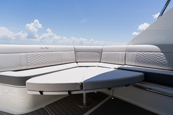 2027 Sea Ray Sundancer 320 Outboard 32