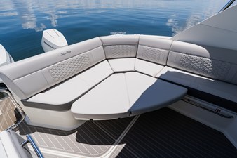 2027 Sea Ray Sundancer 320 Outboard 33