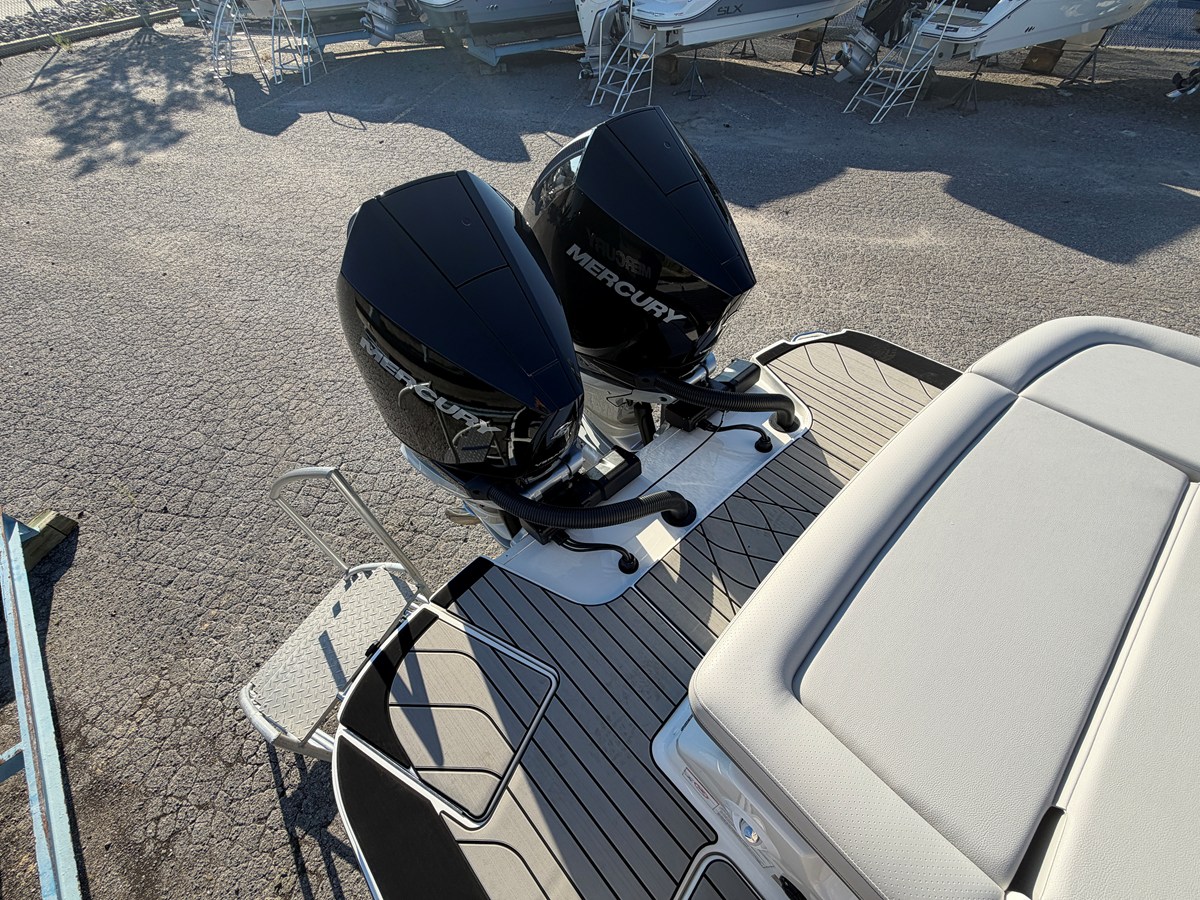 2027 Sea Ray SLX 280 Outboard 8
