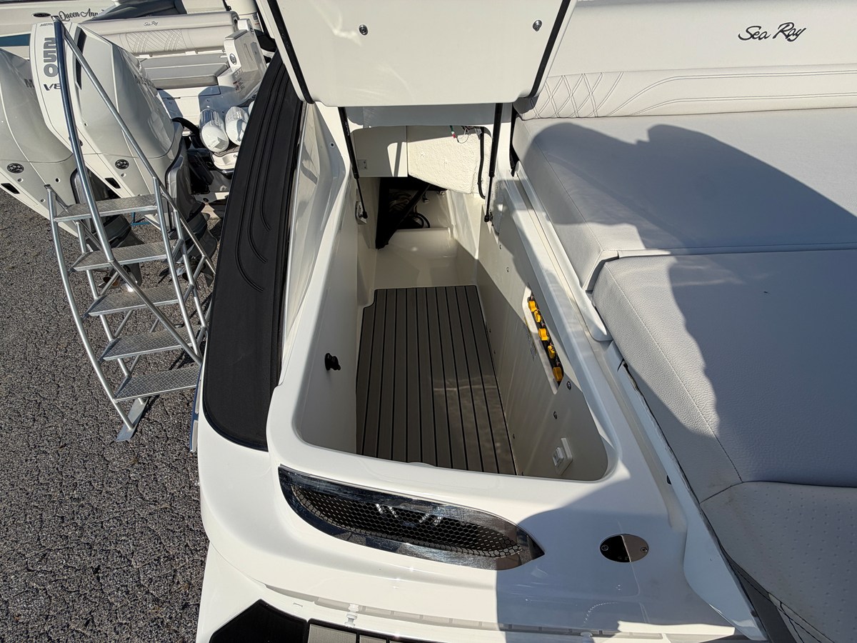 2027 Sea Ray SLX 280 Outboard 11