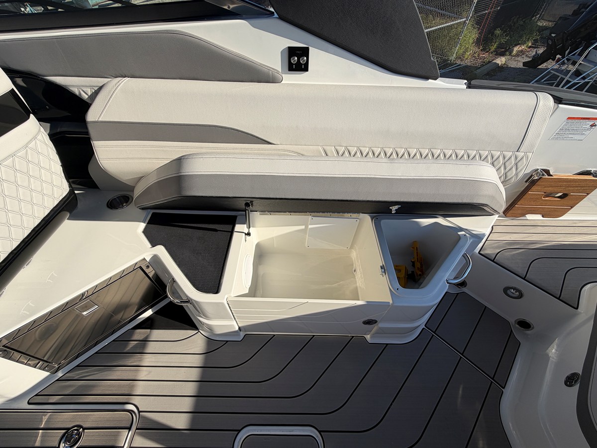 2027 Sea Ray SLX 280 Outboard 18