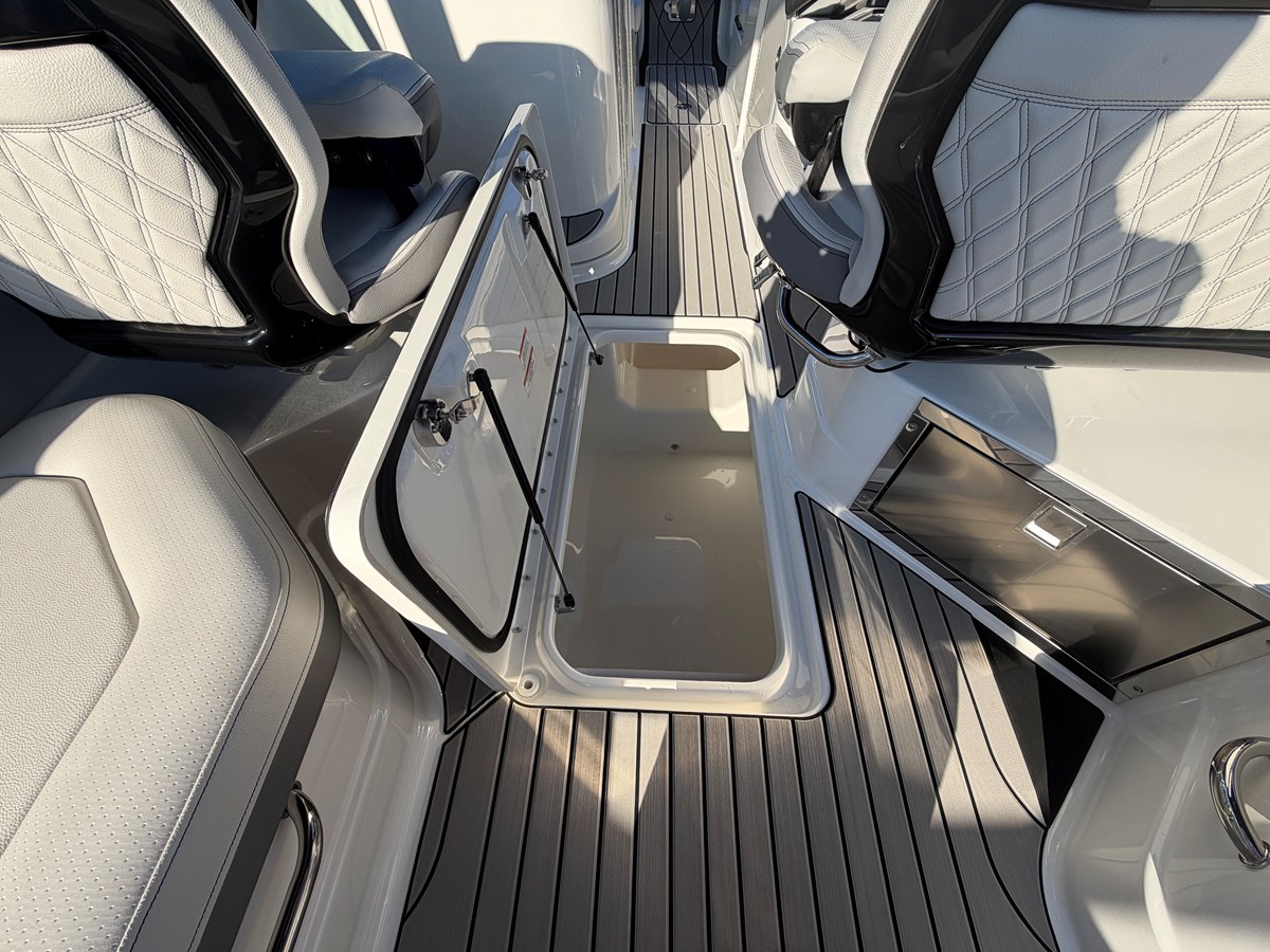 2027 Sea Ray SLX 280 Outboard 24