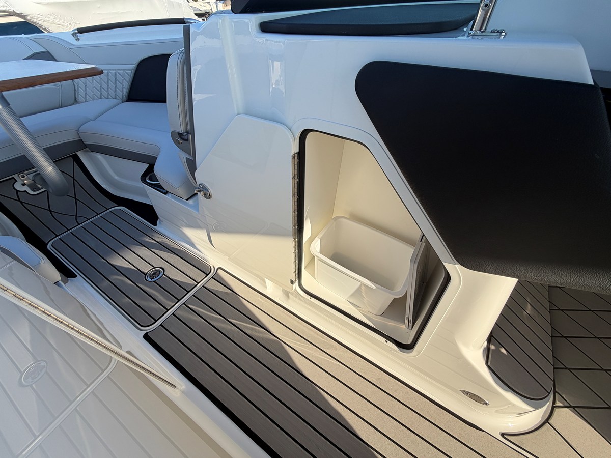 2027 Sea Ray SLX 280 Outboard 37