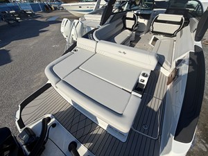 2027 Sea Ray SLX 280 Outboard 9