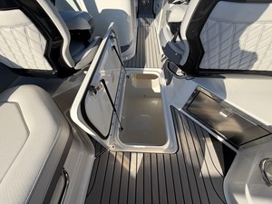 2027 Sea Ray SLX 280 Outboard 24