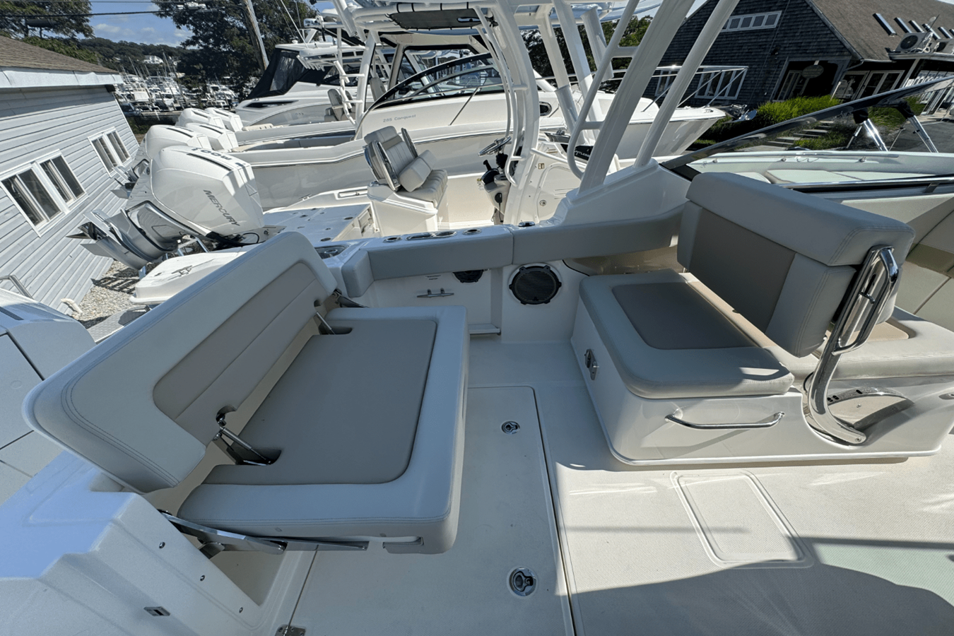 2026 Boston Whaler 240 Vantage 11