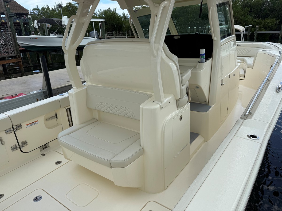 2027 Scout 330 LXF 17