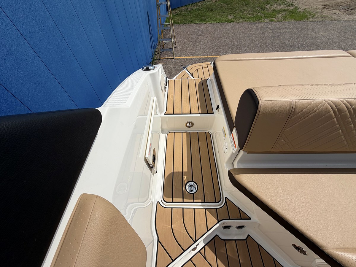 2026 Sea Ray SDX 230 Surf 17