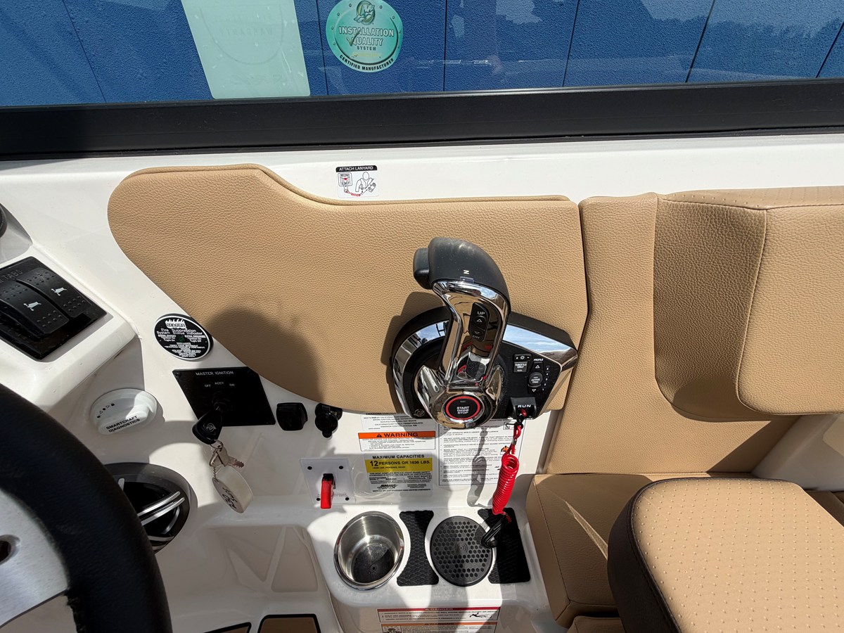 2026 Sea Ray SDX 230 Surf 32