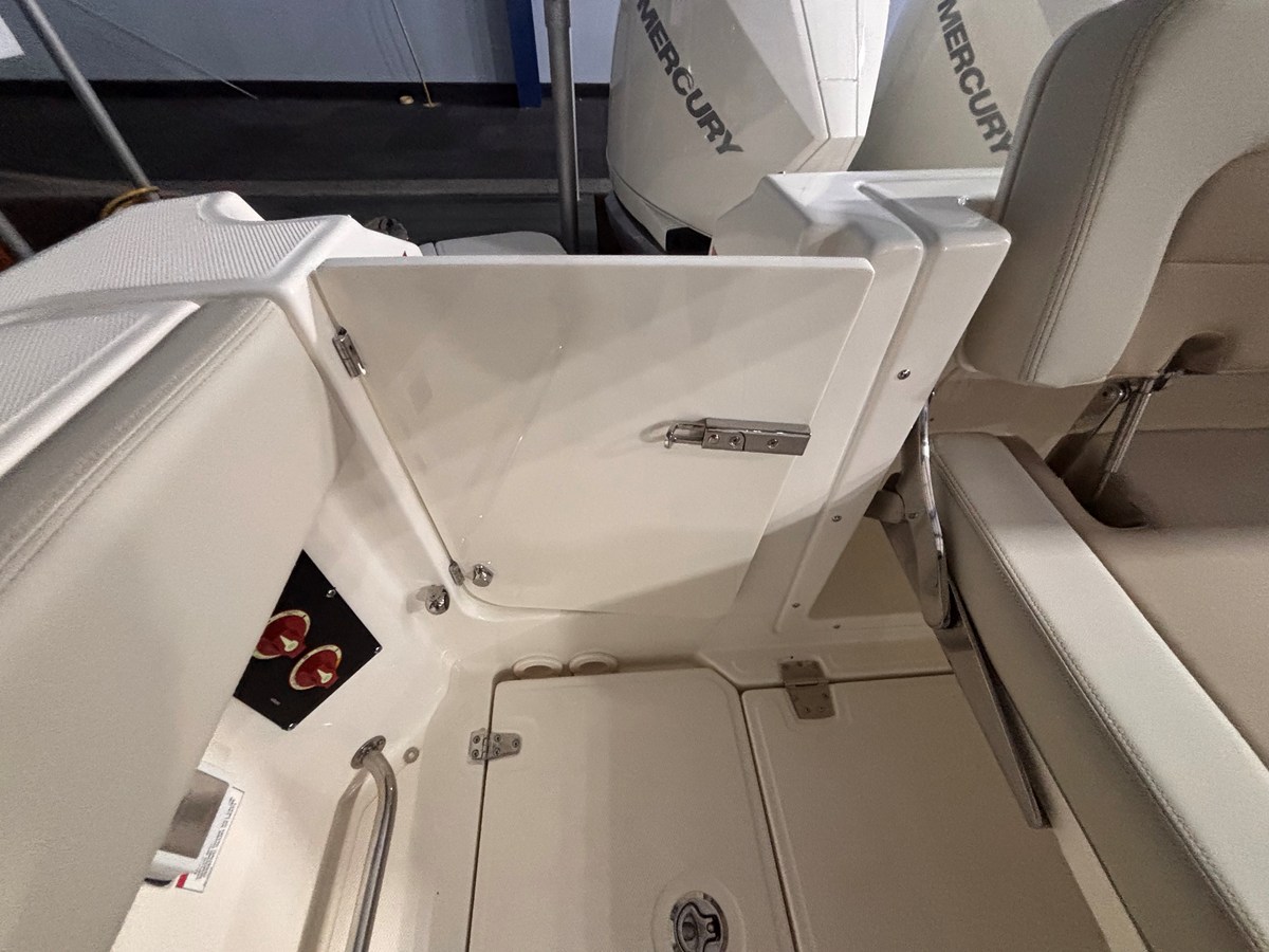 2027 Boston Whaler 280 Vantage 13