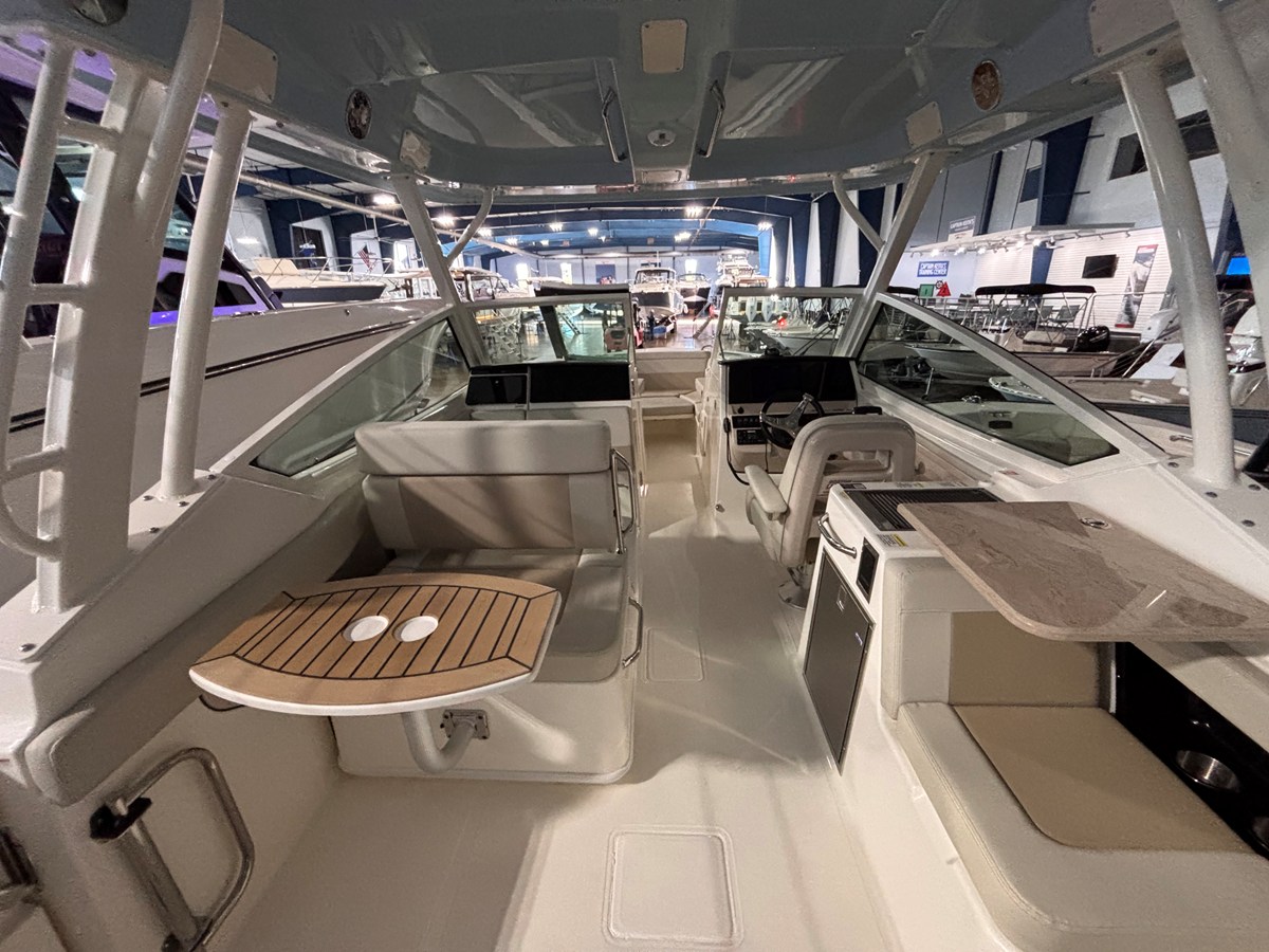 2027 Boston Whaler 280 Vantage 17