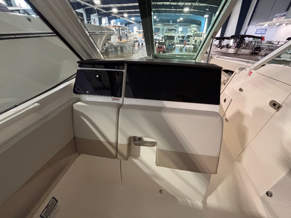 2027 Boston Whaler 280 Vantage 21