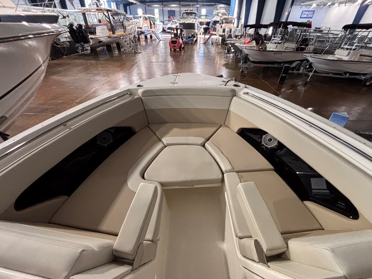 2027 Boston Whaler 280 Vantage 26