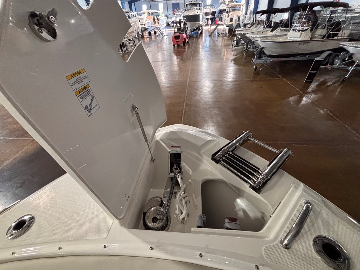 2027 Boston Whaler 280 Vantage 27